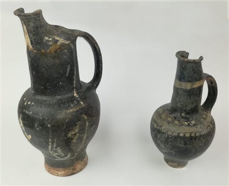 DUE OINOCHOAI CON BOCCA A CARTOCCIO DATAZIONE IV-III SEC. A. C. Due oinochoai...