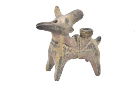 Lucerna in forma di zebù Materia e tecnica: impasto rosato ricco di inclusi,...