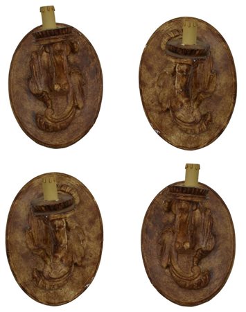 Lotto composto da 4 appliques in gesso dipinto copia dall’antico...