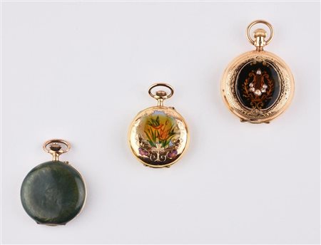 TRE OROLOGI DA TASCA IN ORO 18 K, SMALTI E ROSE DI DIAMANTE, DI CUI DUE DI...