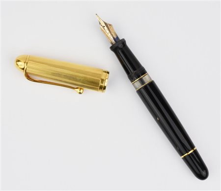 PENNA STILOGRAFICA, AURORA, IN RESINA E ORO GIALLO il corpo in resina nera...