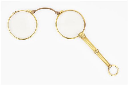 LORGNETTE IN ORO GIALLO il manico in oro rigato con elementi cesellati a...