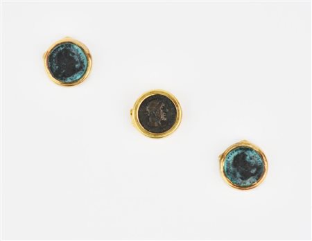 SET DA SPARATO IN ORO GIALLO E MONETE IN BRONZO composto da tre copribottoni...