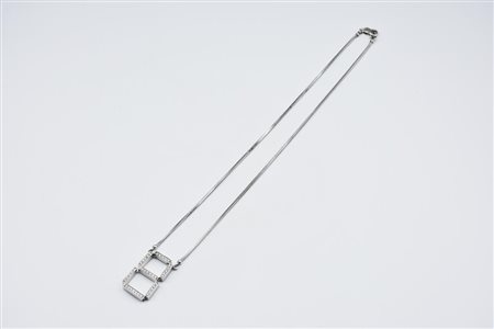 COLLANA IN ORO BIANCO E DIAMANTI la catena a sezione quadrata, al centro un...