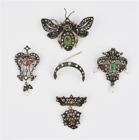 CINQUE SPILLE IN ARGENTO, ORO A BASSO TITOLO, PIETRE DI COLORE, DIAMANTI E...