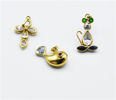 LOTTO DI TRE PENDENTI IN ORO GIALLO, ZAFFIRI E PASTE VITREE modellati a forme...