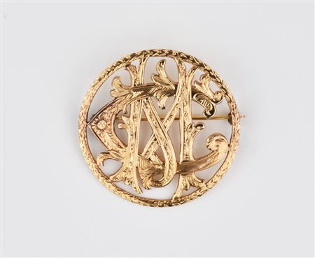 SPILLA IN ORO A BASSO TITOLO modellata come un cerchio in oro rosa cesellato...