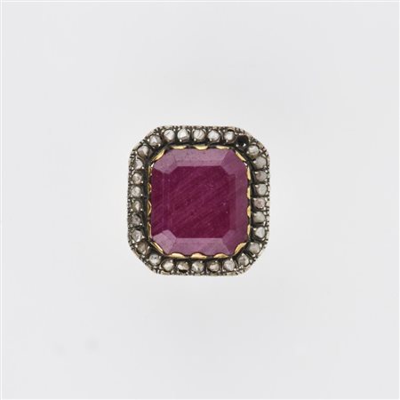 ANELLO IN ORO GIALLO, ARGENTO, RUBINO E DIAMANTI montatura in oro traforato e...