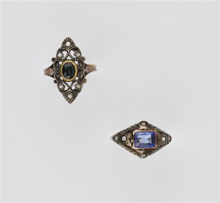 DUE ANELLI IN ARGENTO, ORO, ZAFFIRI E DIAMANTI uno con montatura bombata in...