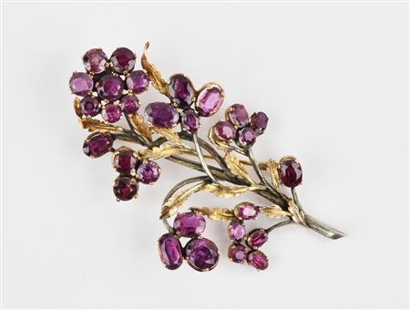 SPILLA IN ORO GIALLO, ARGENTO E TORMALINE modellata come un tralcio fiorito...