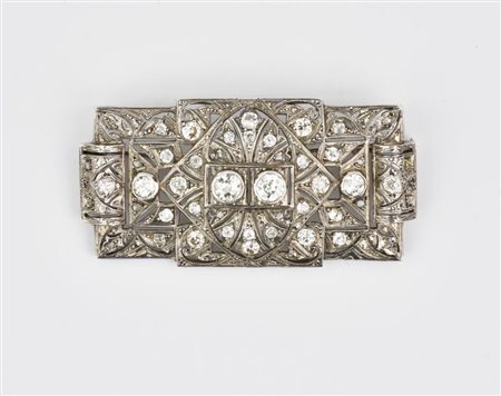 SPILLA IN ORO BIANCO E DIAMANTI disegnata come una placca geometrica in oro...