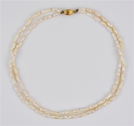 COLLANA IN PERLE E ORO GIALLO realizzata a due fili di perle a bastoncino con...