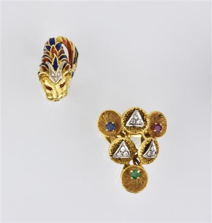 DUE ANELLI IN ORO GIALLO, SMALTI POLICROMI, PIETRE DI COLORE E DIAMANTI uno...