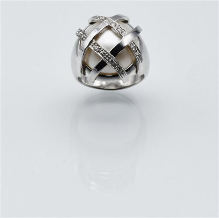 ANELLO IN ORO BIANCO, DIAMANTI E PERLA MABÈ montatura centrata da una perla...