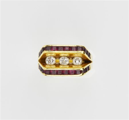 ANELLO IN ORO GIALLO, DIAMANTI E RUBINI disegnato come una doppia montatura...