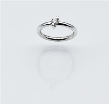 ANELLO IN ORO BIANCO E DIAMANTE al centro un diamante taglio brillante...