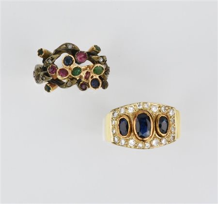 DUE ANELLI IN ORO GIALLO, DIAMANTI E PIETRE uno a fascia in oro giallo...