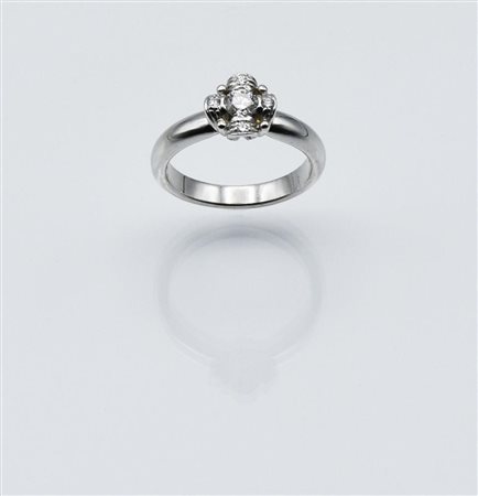 ANELLO IN ORO BIANCO E DIAMANTI al centro un diamante taglio brillante...