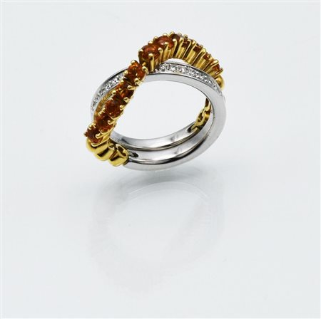 Fede in oro bianco incrociata a fede in oro giallo decorata da diamanti e...