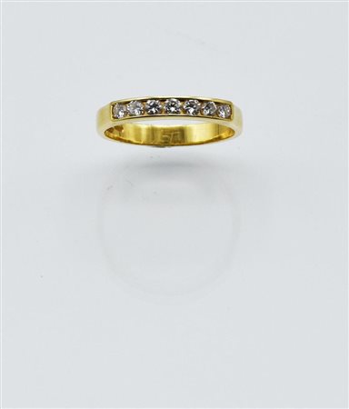 ANELLO IN ORO GIALLO E DIAMANTI la parte anteriore decorata da una linea di...