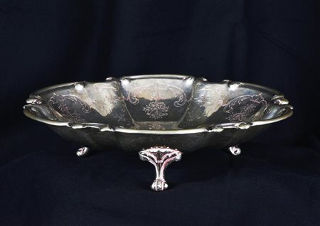 ALZATINA IN ARGENTO CESELLATO E SBALZATO CON PIEDINI h cm 5 - diam cm 19,5 gr...