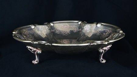 ALZATINA IN ARGENTO CESELLATO E SBALZATO CON PIEDINI h cm 5 - diam cm 19,5 gr...