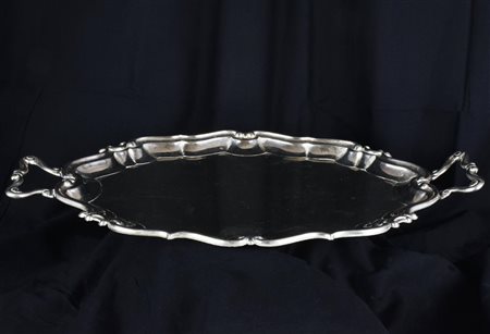 Vassoio in metallo argentato con bordo e manici sbalzati, cm. 45x26