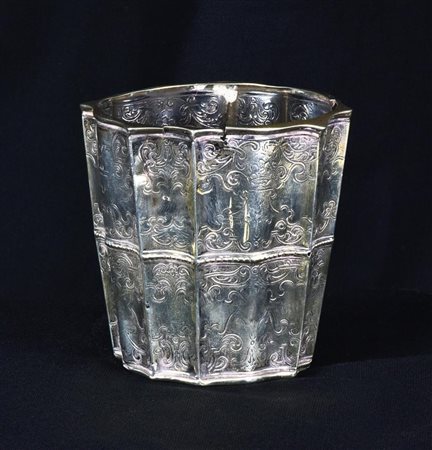 BICCHIERINO IN ARGENTO CESELLATO E SBALZATO Argentiere Crippa, Milano h cm...