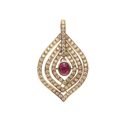 Pendente in oro giallo 18kt A motivi concentrici, al centro rubino ovale...
