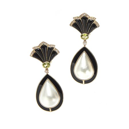 Orecchini pendenti in oro giallo 14kt Parte superiore a ventaglio da cui...