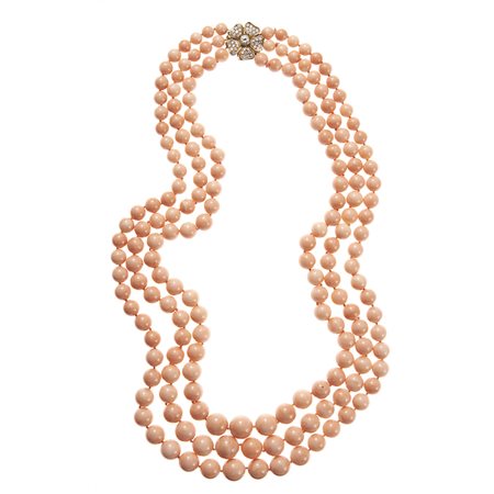 Collana in oro bicolore 18kt Realizzata a 3 fili di corallo rosa, disposti a...