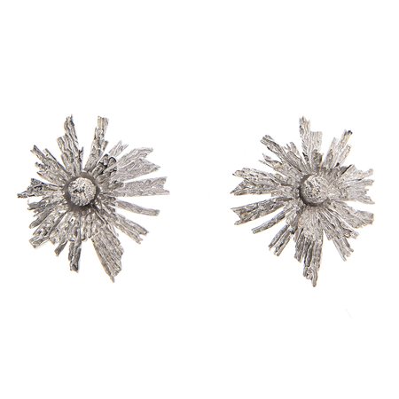 Cartier Orecchini in oro bianco 18kt con decoro a raggiera incisa, gioiello...