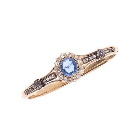 Bracciale, inizio XX secolo In oro giallo centrato da zaffiro taglio ovale di...