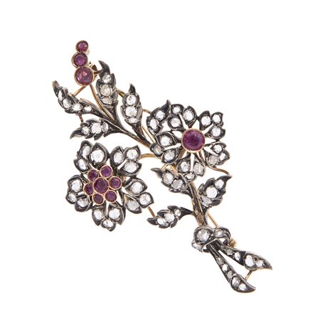 Spilla in argento e oro, inizio XX secolo Realizzata a due fiori con rubini...
