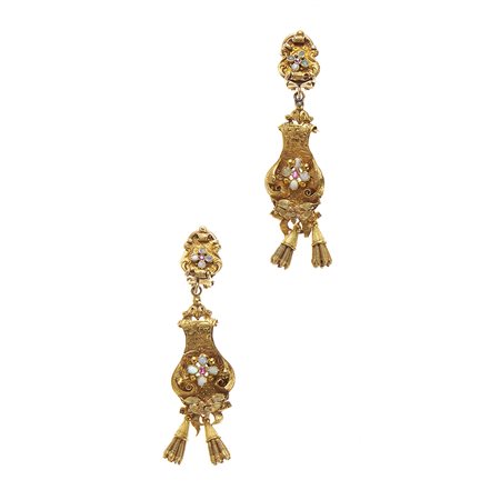 Orecchini pendenti in oro giallo 18kt, XIX secolo Motivi a scudo con decori...