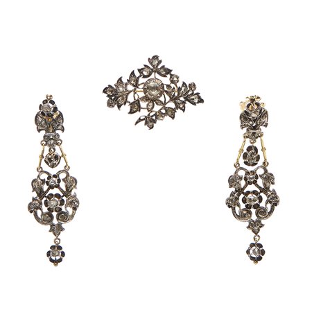 Demi parure, inizio XX secolo In argento e oro, composta da coppia di...