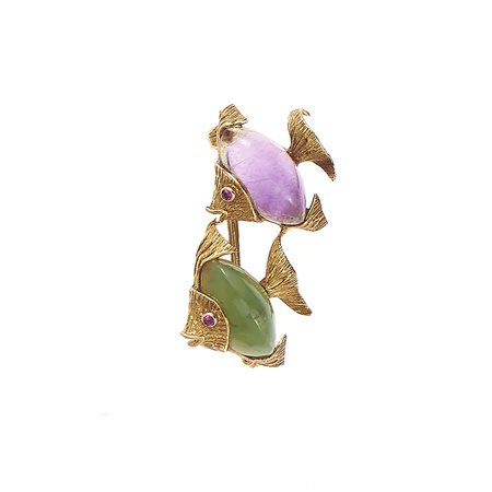 Spilla in oro giallo 18kt Raffigurante due pesciolini, rubini, giada nefrite...