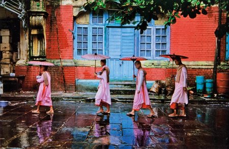 MC CURRY STEVE (1950-) Procession of nuns Yangon Myanmar 1994stampa inkjet su...