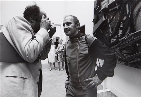 UGO MULAS (1928-1973) Arman con il giornalista Rolly Marchi fotografato...