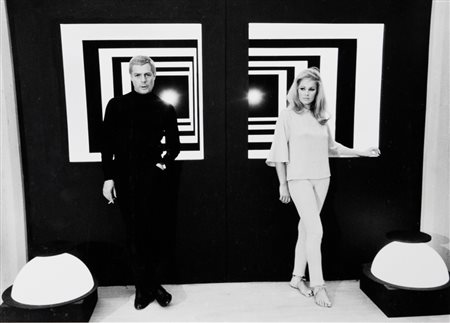 TAZIO SECCHIAROLI (1925-1988) Marcello Mastroianni e Ursula Andress sul set...