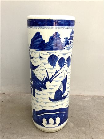 Portaombrelli cilindrico in porcellana bianca e blu decorato con paesaggio...