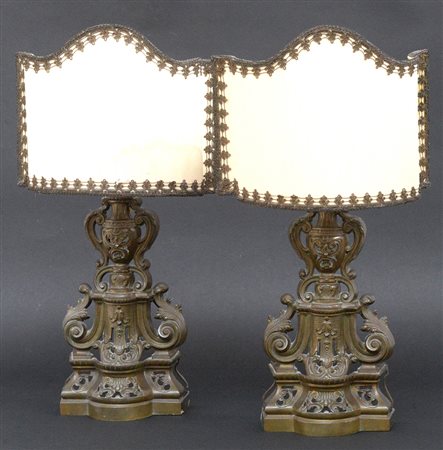 Coppia di lampade da tavolo ad una luce in bronzo traforato con decoro a...
