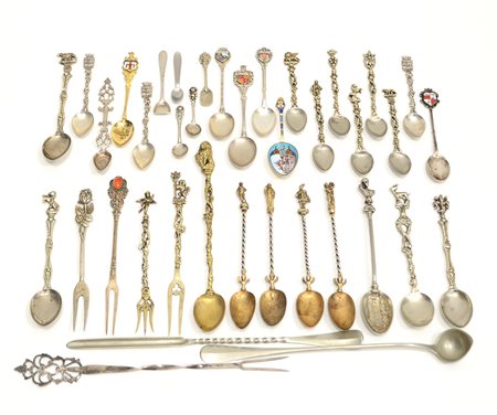 Lotto composto da trenta cucchiaini "souvenir" in argento e metallo (lievi...