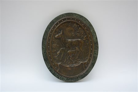 Placca ovale in bronzo decorata in rilievo con cerbiatti, montata su base in...