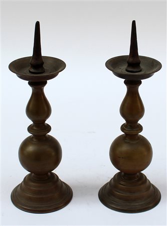 Coppia di antichi candelieri a rocchetto in bronzo (h cm 25)