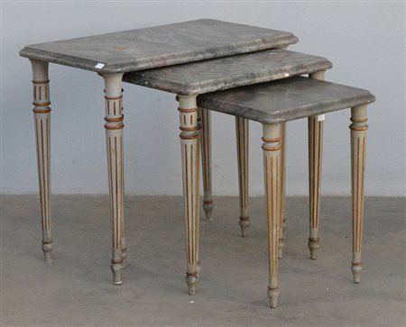 Tre tavolini da salotto in legno laccato con gambe rastremate e piani dipinti...