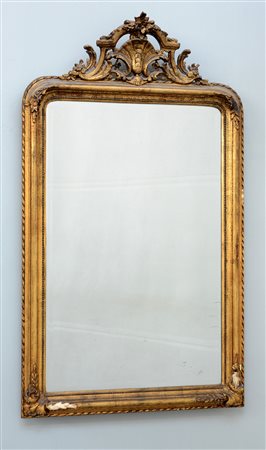 Specchiera con cornice in legno intagliato e dorato, cimasa intagliata a...