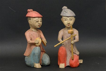 Coppia di sculture in legno intagliato e dipinto raffiguranti suonatori...
