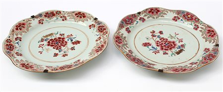 Coppia di piatti lobati in porcellana Famiglia Rosa decorati con fiori di...