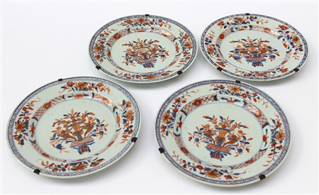Quattro piatti in porcellana Imari decorati con cesto di fiori, Cina, sec....